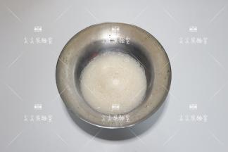先将酵母用温水搅拌至融化