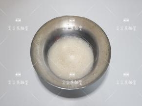 先将酵母用温水搅拌至融化