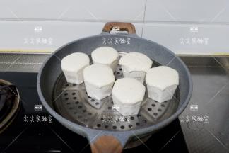 然后放在温暖处发酵，发酵至2倍大