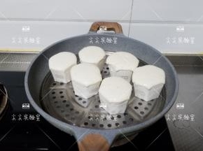 然后放在温暖处发酵，发酵至2倍大