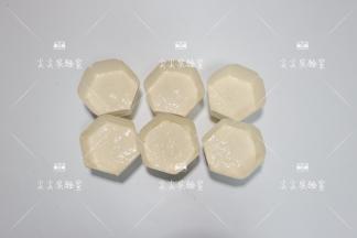 放入刷了油的模具，或者像我一样直接放纸杯也可以，5分满，