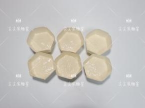 放入刷了油的模具，或者像我一样直接放纸杯也可以，5分满，