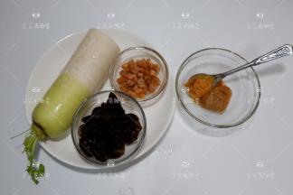 准备食材，木耳提前泡发好，干贝洗净就可以了无需泡发。