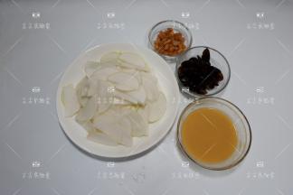 白萝卜切成半圆片，味增用少许清水调匀。