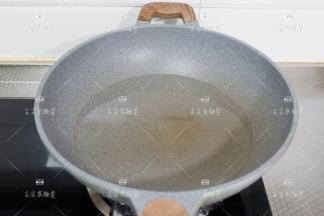 起锅加入水。