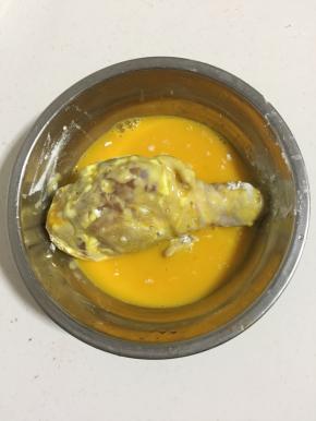 再放进蛋液中均匀的裹满蛋液。