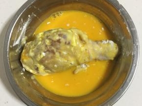 再放进蛋液中均匀的裹满蛋液。