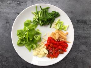 将各种配菜切成如图所示。