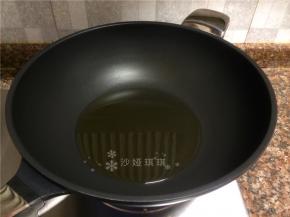 热锅倒油烧至八成热。