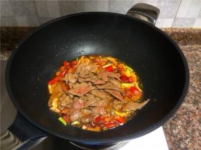 放入猪肝翻炒20秒。