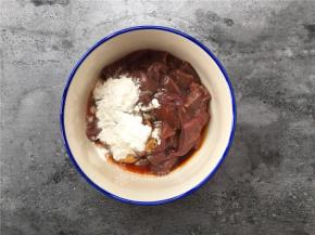 猪肝切片用清水多次冲洗后沥干水分加入适量生抽、料酒和淀粉拌匀备用。