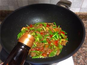 放入适量生抽翻炒均匀即可出锅。