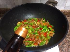 放入适量生抽翻炒均匀即可出锅。