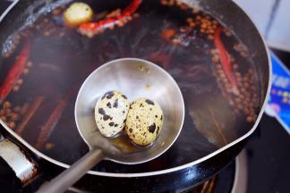 再把鹌鹑蛋用勺子敲一下，把壳敲裂，这样好入味