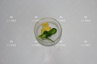 姜去皮切片，香葱打成葱结