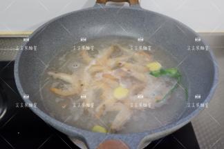 开着锅盖煮至水再次沸腾，大虾变成红色捞出沥水