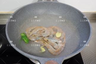 水开后放入虾
