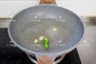 锅中注入水，加入姜片，葱结，盐煮开