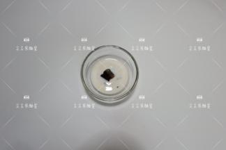 黑糖加入一点牛奶（分量内）放入微波炉中火加热