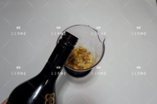 倒入百利甜酒（爱喝酒你就多放点喽）