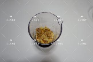 将熟栗子、牛奶、黑糖液倒入料理杯