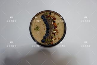 装饰上蓝莓、坚果、奇亚籽等....
