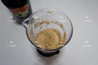 搅拌成细腻浓稠的糊