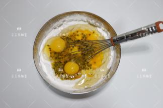 加入玉米油，鸡蛋，百香果，牛奶