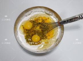 加入玉米油，鸡蛋，百香果，牛奶