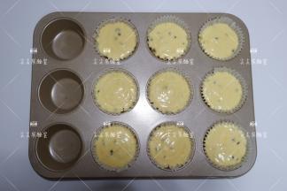 挤入纸杯或者麦芬蛋糕模具中
