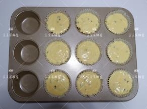 挤入纸杯或者麦芬蛋糕模具中