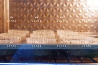 预热好的烤箱，上下火180度，烘烤25分钟左右，至表面金黄即可