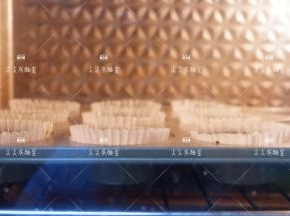 预热好的烤箱，上下火180度，烘烤25分钟左右，至表面金黄即可