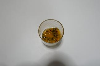 百香果取出果肉放入杯子