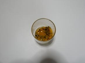 百香果取出果肉放入杯子