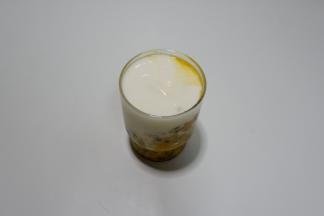 倒入酸奶，拌匀就可以喝了~