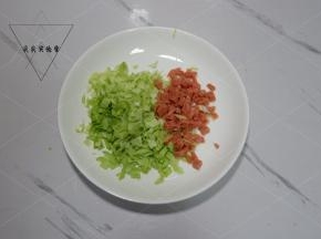 卷心思切碎，火腿切碎