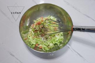 加入卷心菜，火腿，盐，黑胡椒拌匀