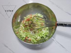 加入卷心菜，火腿，盐，黑胡椒拌匀