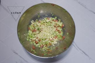 加入芝士碎拌匀