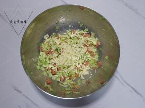 加入芝士碎拌匀