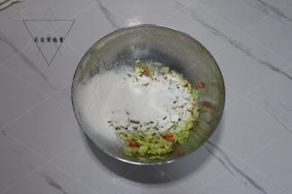 筛入低筋面粉，泡打粉