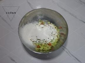 筛入低筋面粉，泡打粉