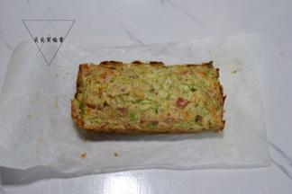 烤好拎着油纸脱模即可，趁热吃，超棒！