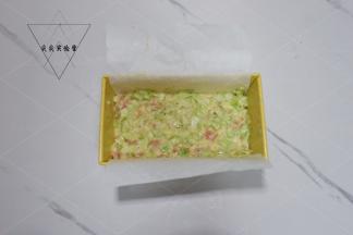 倒入铺好油纸的模具抹平表面