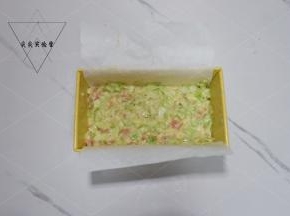 倒入铺好油纸的模具抹平表面