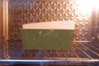 放入预热好的烤箱，180度30分钟左右，根据模具深浅自行增减时间。