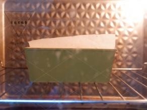 放入预热好的烤箱，180度30分钟左右，根据模具深浅自行增减时间。