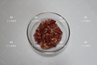 鸡心从底部剪开一个小口洗净，