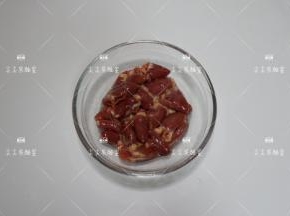 鸡心从底部剪开一个小口洗净，